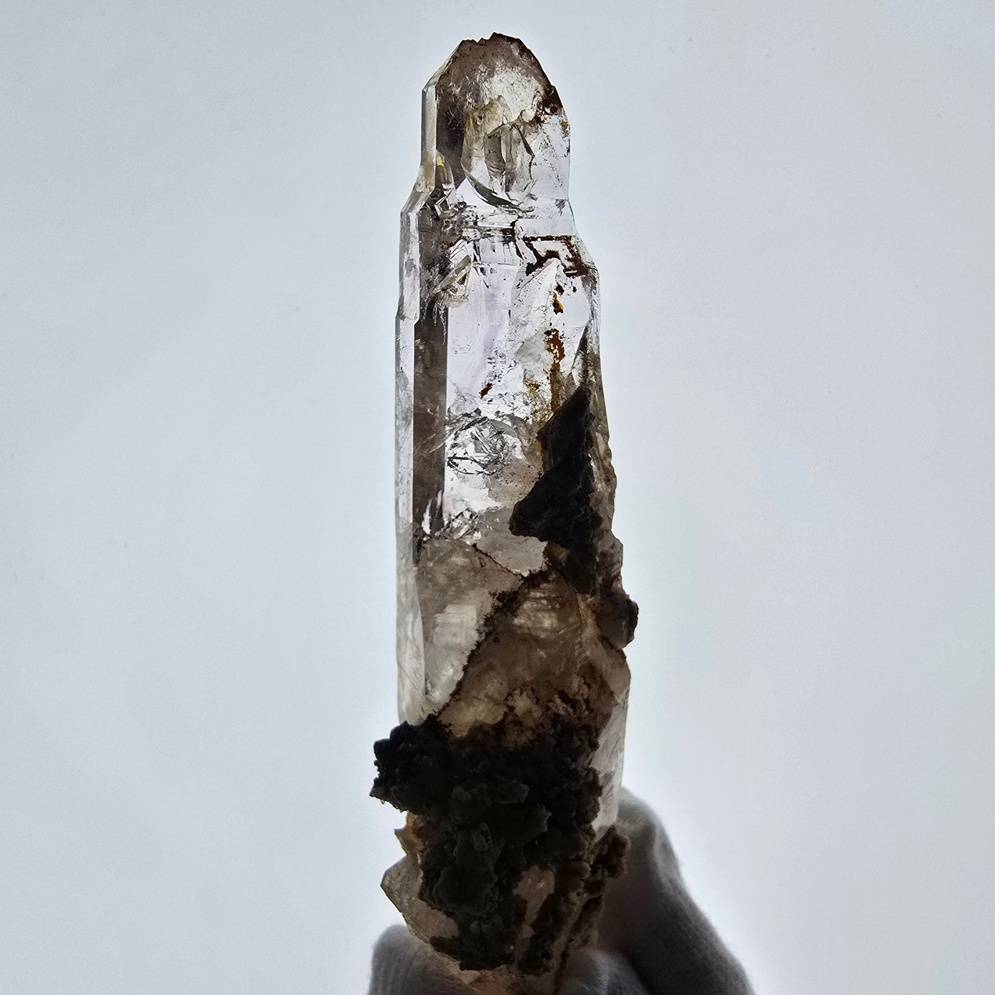 Sceptre DT en quartz fumé squelette Enhydro, parure de poche Valentine en calcite UV. Namibie 128 x 32 x 27 mm