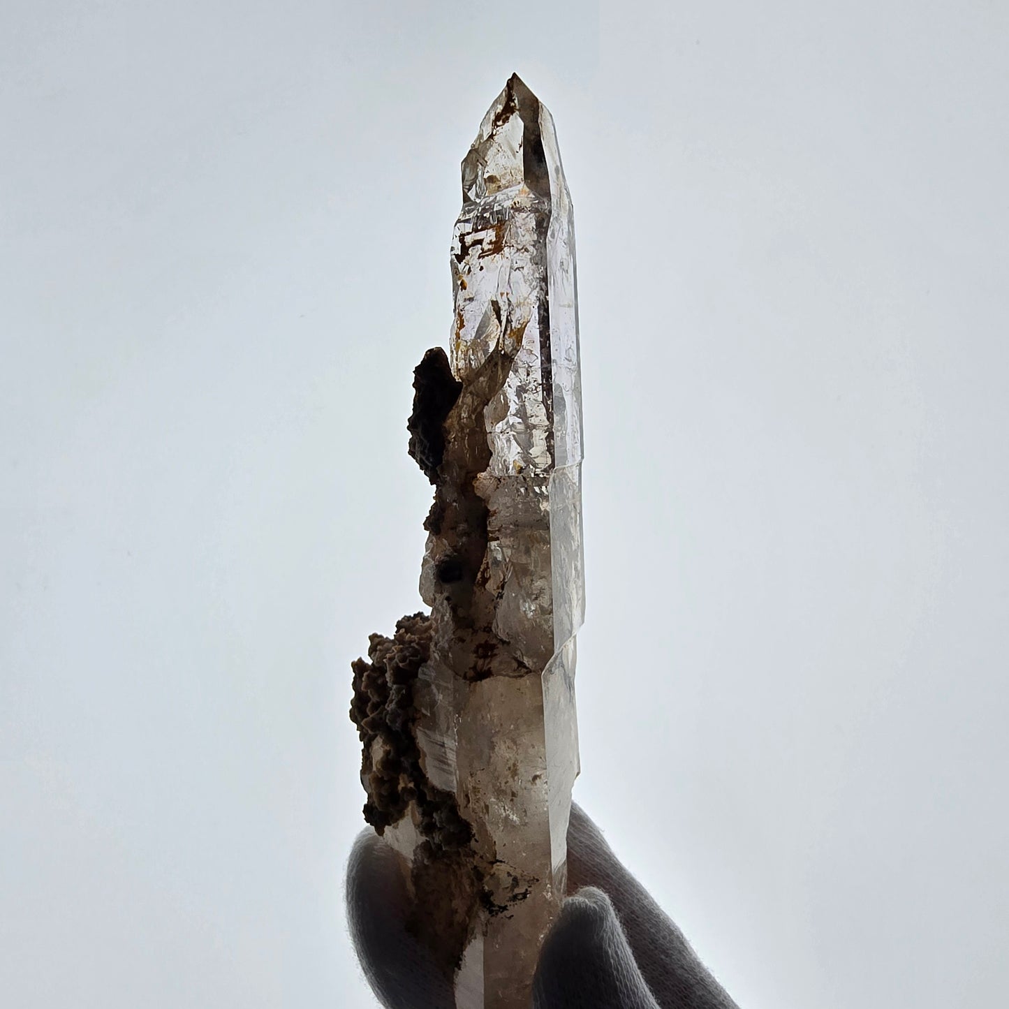 Sceptre DT en quartz fumé squelette Enhydro, parure de poche Valentine en calcite UV. Namibie 128 x 32 x 27 mm