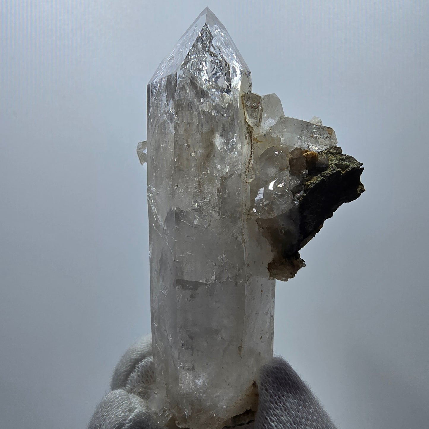 Matrice de calcite UV à quartz fumé et hématite lémurienne Enhydro Valentine Pocket, Namibie 86 x 52 x 39 mm