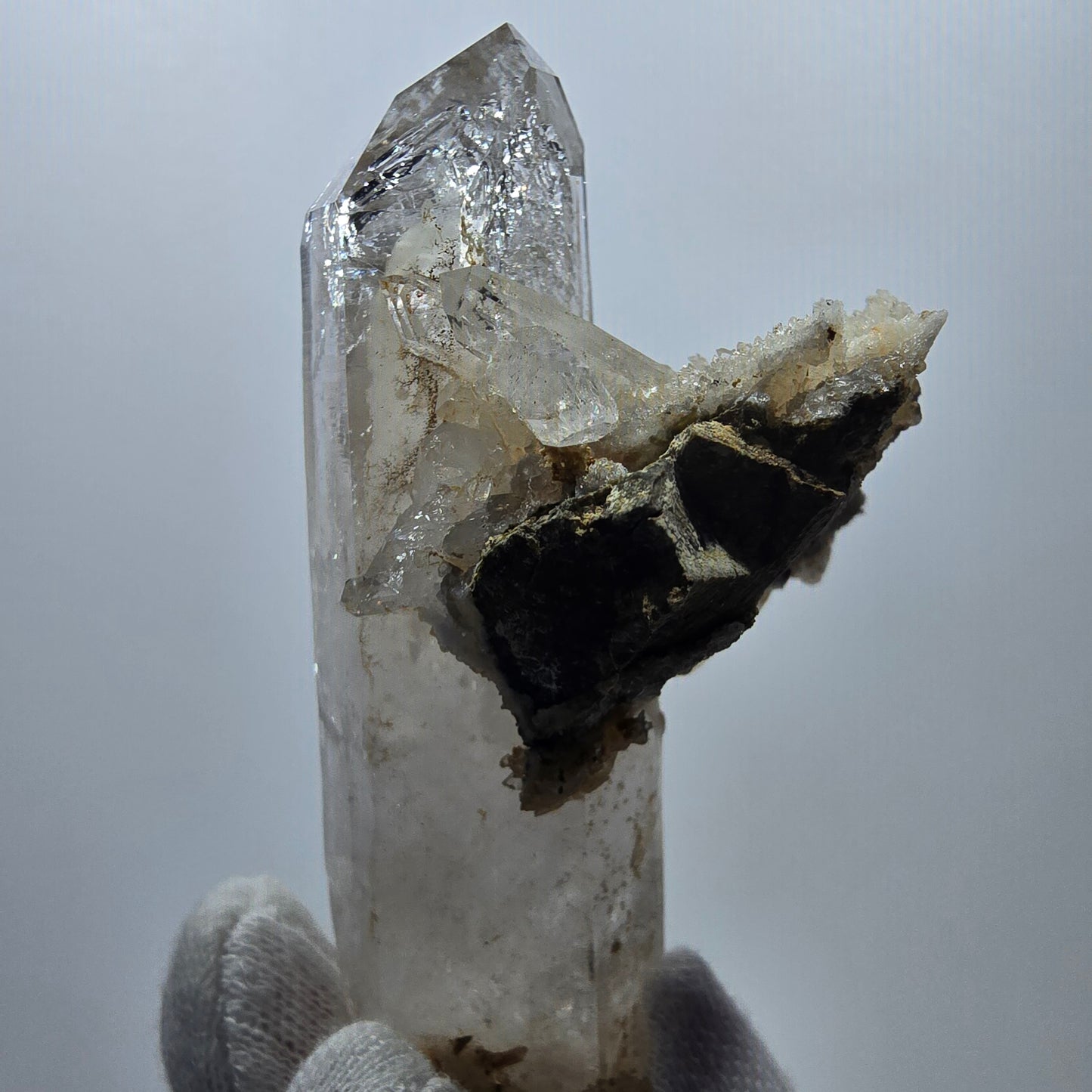 Matrice de calcite UV à quartz fumé et hématite lémurienne Enhydro Valentine Pocket, Namibie 86 x 52 x 39 mm
