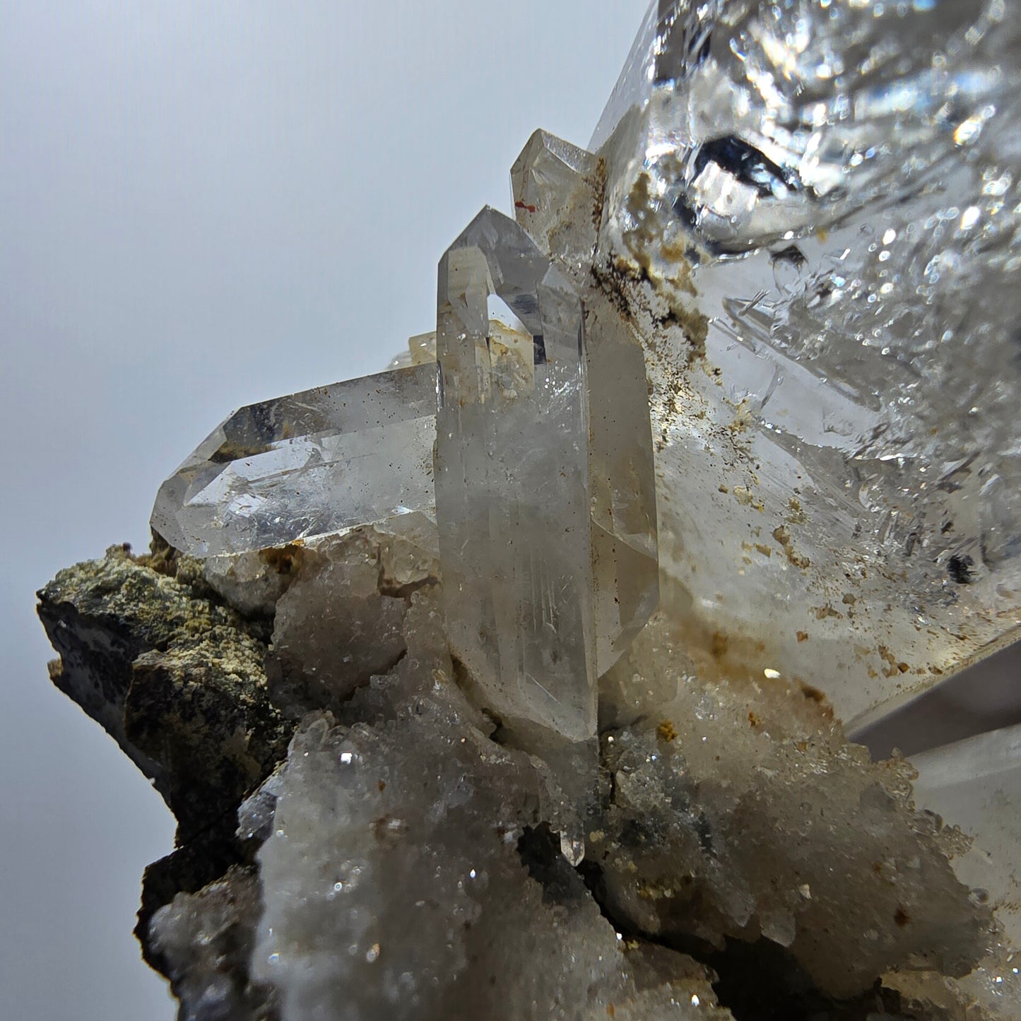 Matrice de calcite UV à quartz fumé et hématite lémurienne Enhydro Valentine Pocket, Namibie 86 x 52 x 39 mm