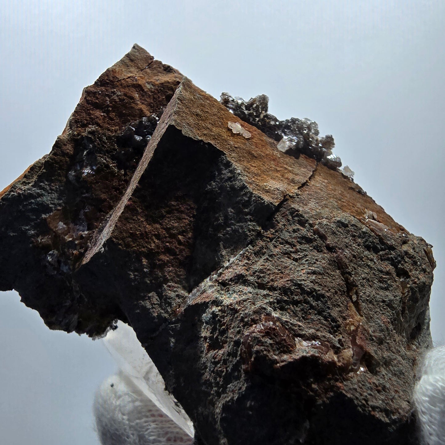 Quartz fumé fantôme hématite, calcite UV sur matrice Valentine Pocket Gob. Namibie 82 x 57 x 53 mm