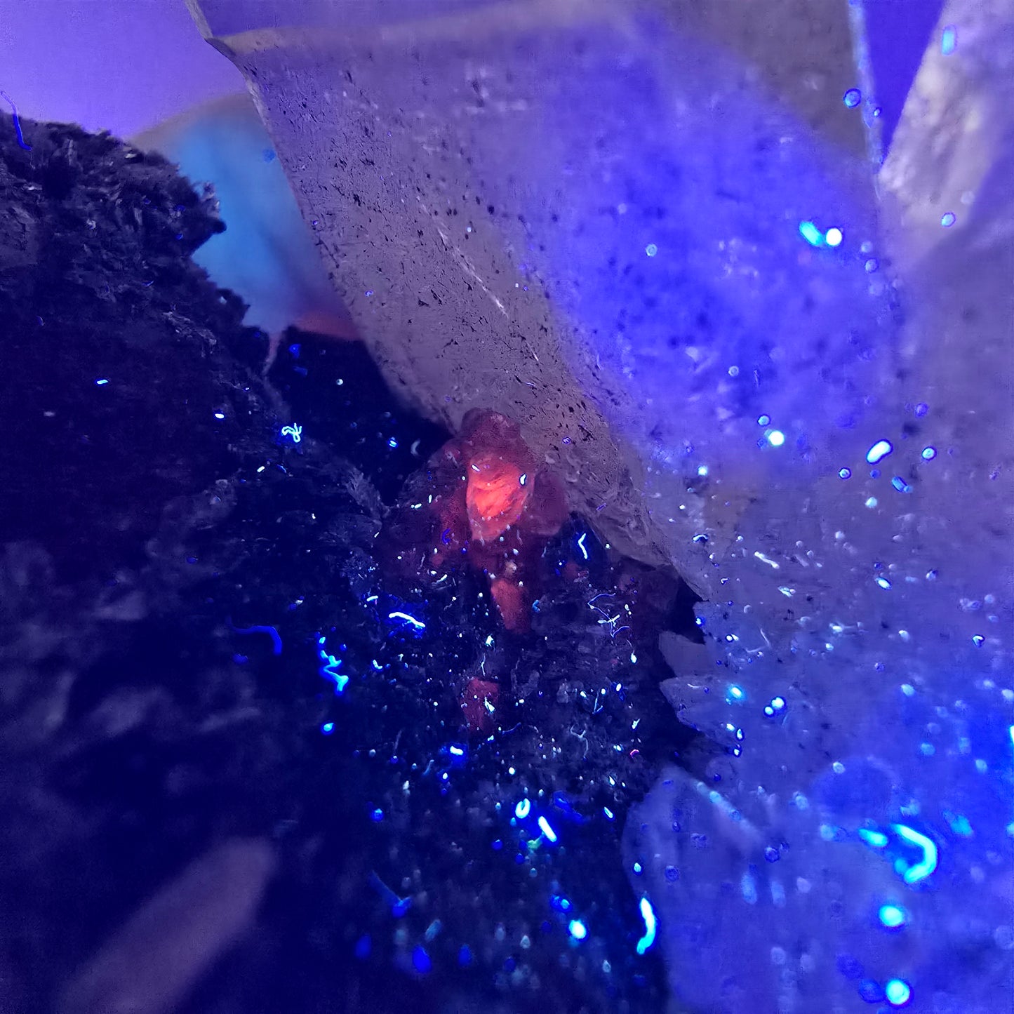 Quartz fumé fantôme hématite, calcite UV sur matrice Valentine Pocket Gob. Namibie 82 x 57 x 53 mm