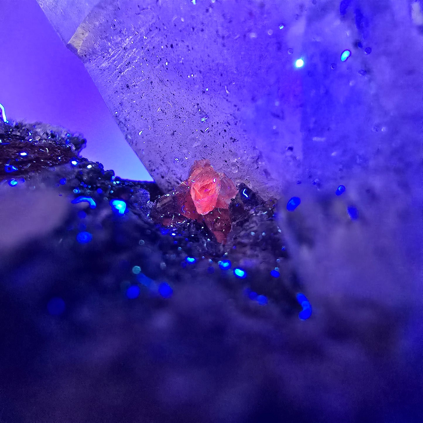 Quartz fumé fantôme hématite, calcite UV sur matrice Valentine Pocket Gob. Namibie 82 x 57 x 53 mm