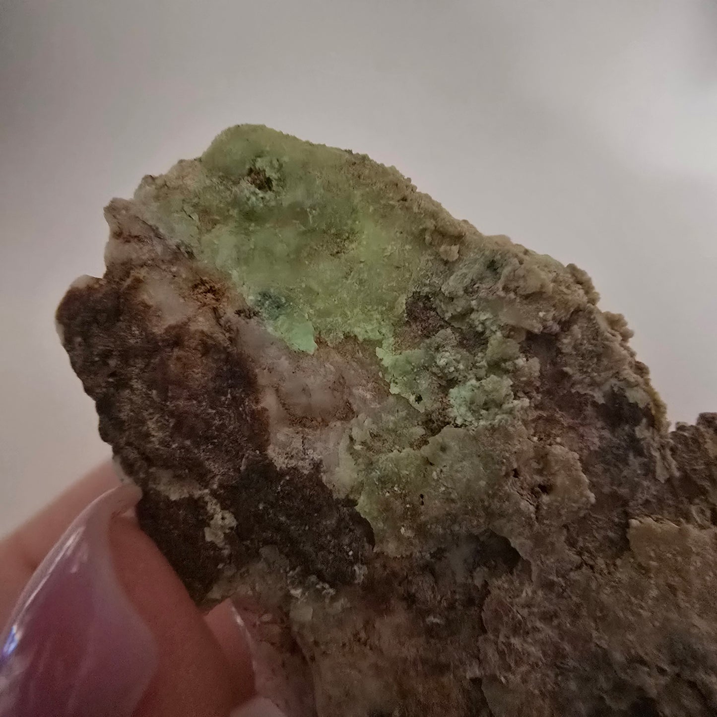 Enhydro Harlequin Quartz fumé, calcite UV Stage Valentine Pocket Goboboseb Namibie 55*36*35mm