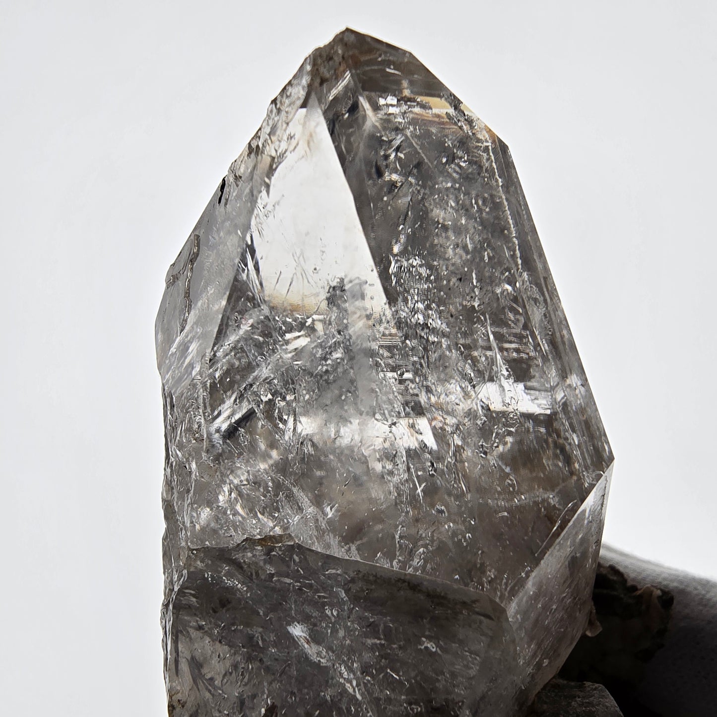 Sceptre squelette en quartz fumé Enhydro, calcite UV Valentine Pocket Goboboseb Namibie 99 x 56 x 45 mm