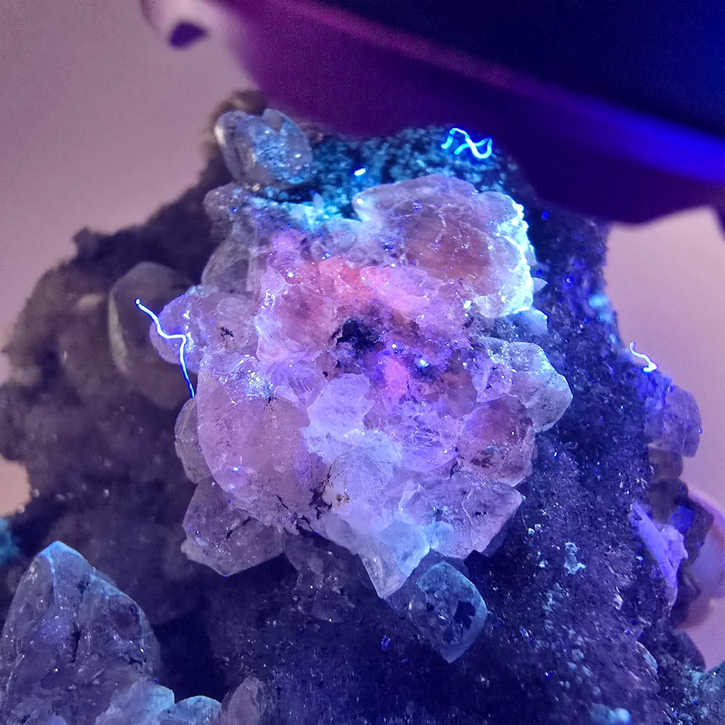 Quartz fumé Harlequin DT, calcite UV, spécimen de chrysocolle, Valentine Pocket, Namibie, 108 x 64 x 44 mm