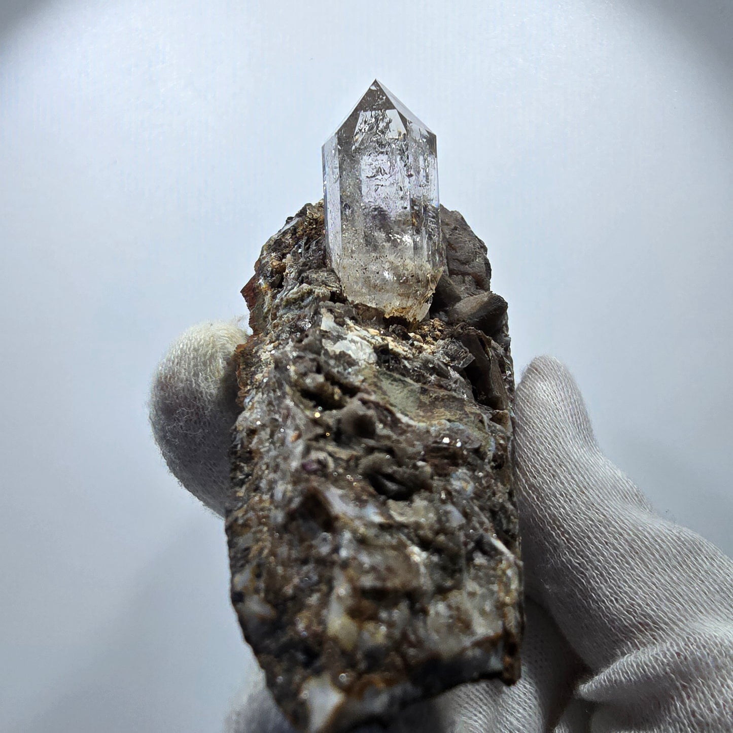 Sceptre en quartz fumé squelette, spécimen de calcite UV, poche Saint-Valentin, Goboboseb, Namibie, 117 x 60 x 59 mm