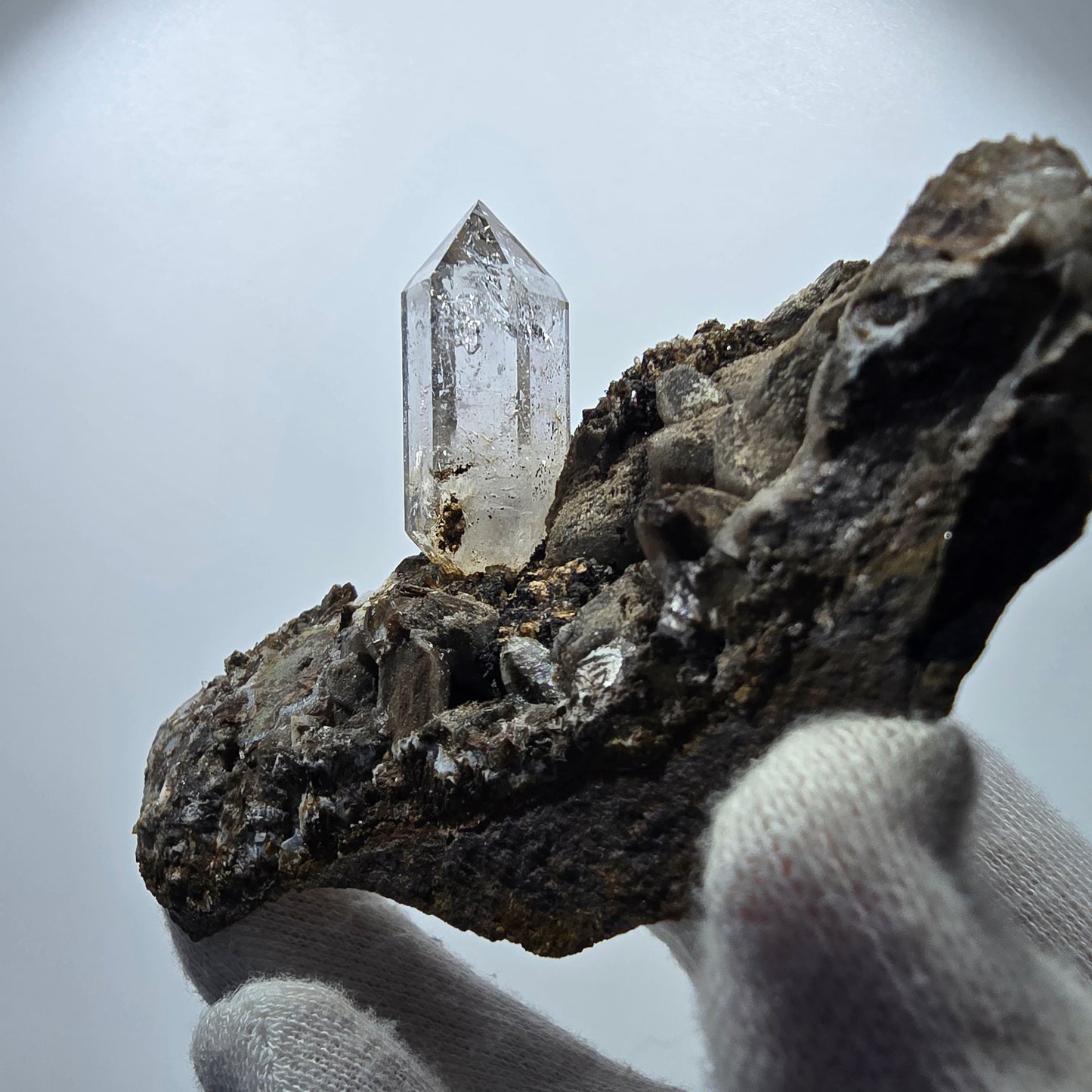 Sceptre en quartz fumé squelette, spécimen de calcite UV, poche Saint-Valentin, Goboboseb, Namibie, 117 x 60 x 59 mm