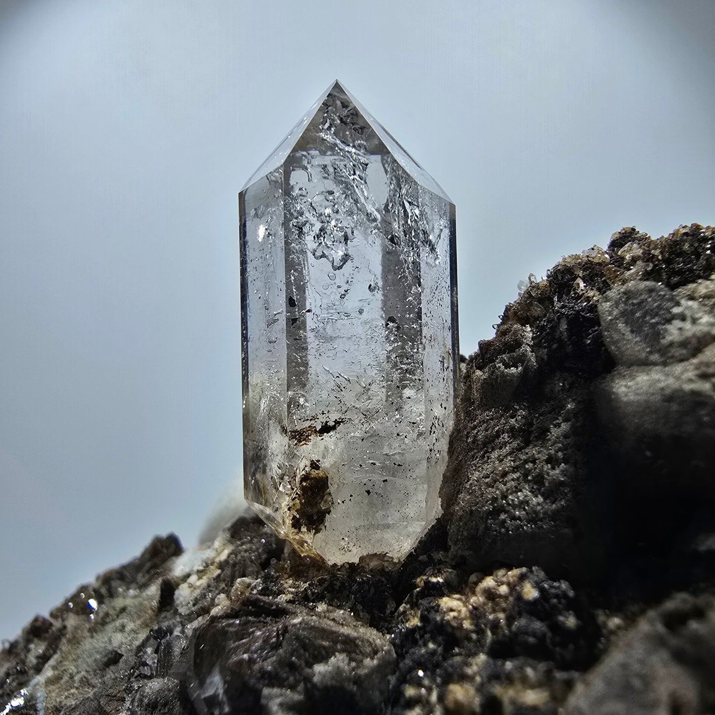 Sceptre en quartz fumé squelette, spécimen de calcite UV, poche Saint-Valentin, Goboboseb, Namibie, 117 x 60 x 59 mm