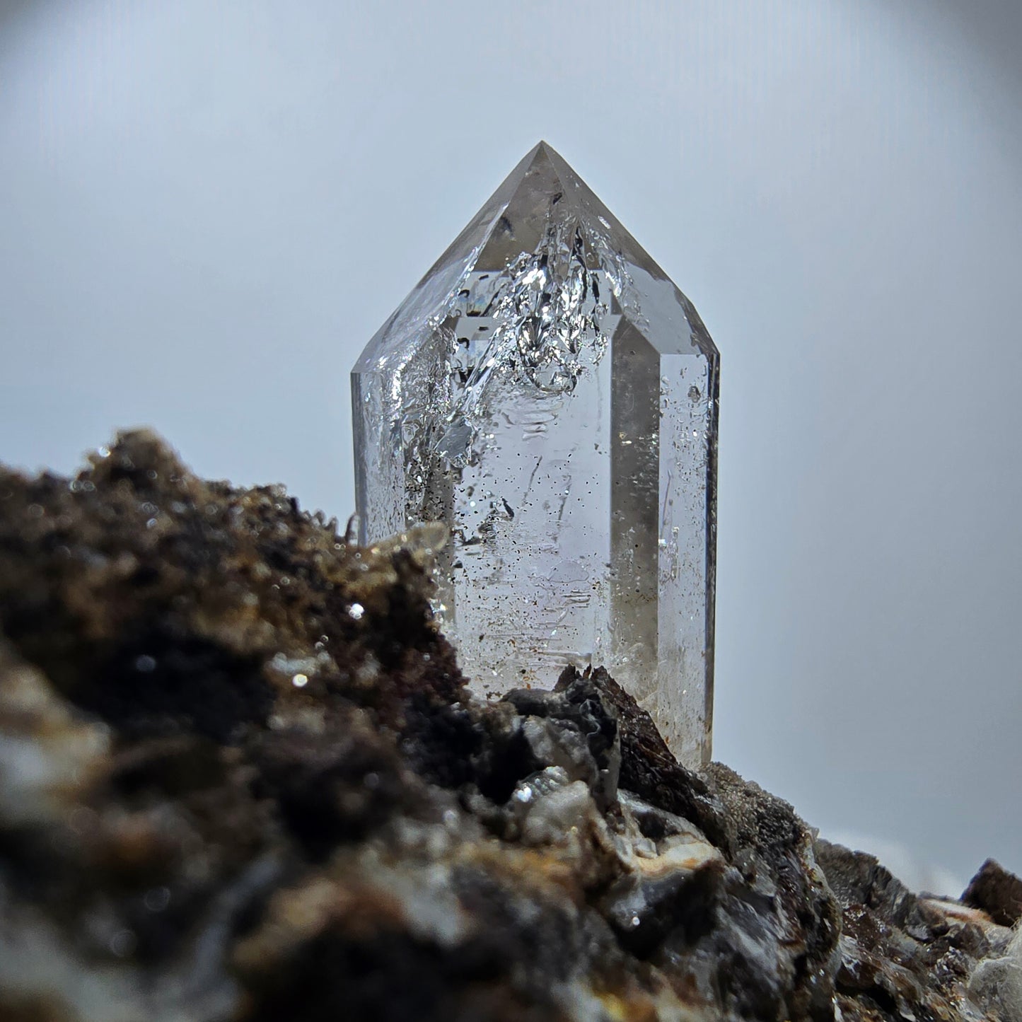 Sceptre en quartz fumé squelette, spécimen de calcite UV, poche Saint-Valentin, Goboboseb, Namibie, 117 x 60 x 59 mm