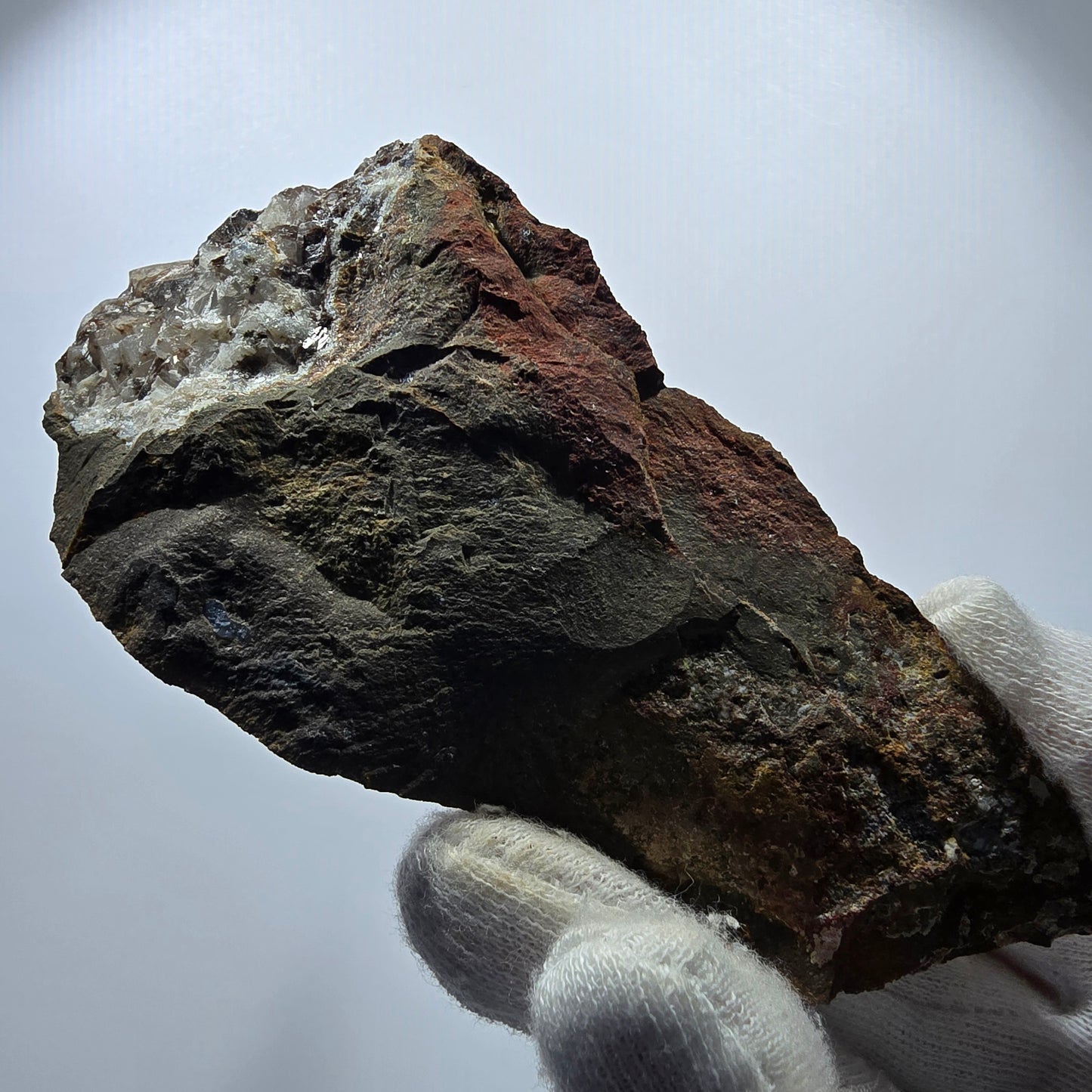 Sceptre en quartz fumé squelette, spécimen de calcite UV, poche Saint-Valentin, Goboboseb, Namibie, 117 x 60 x 59 mm