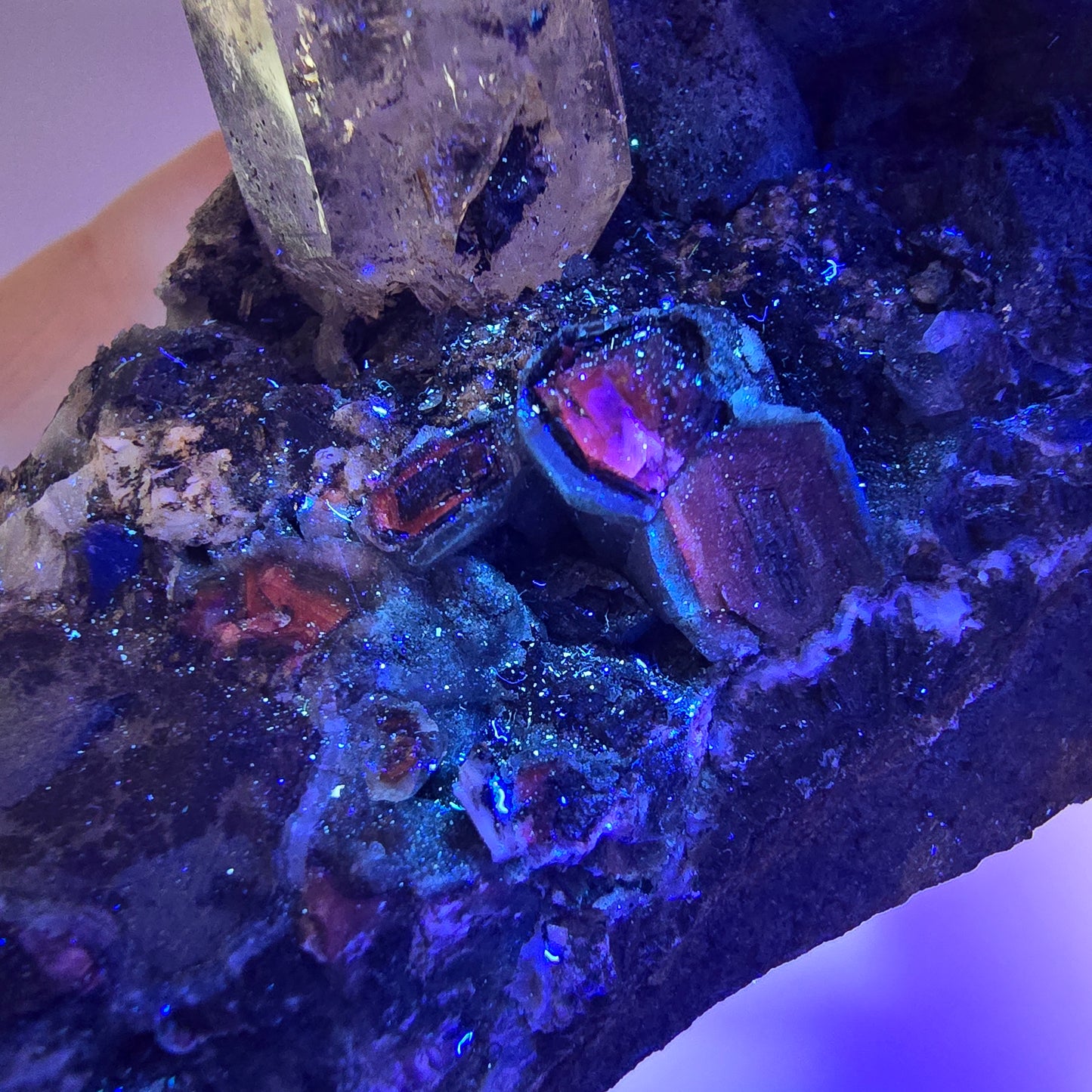 Sceptre en quartz fumé squelette, spécimen de calcite UV, poche Saint-Valentin, Goboboseb, Namibie, 117 x 60 x 59 mm