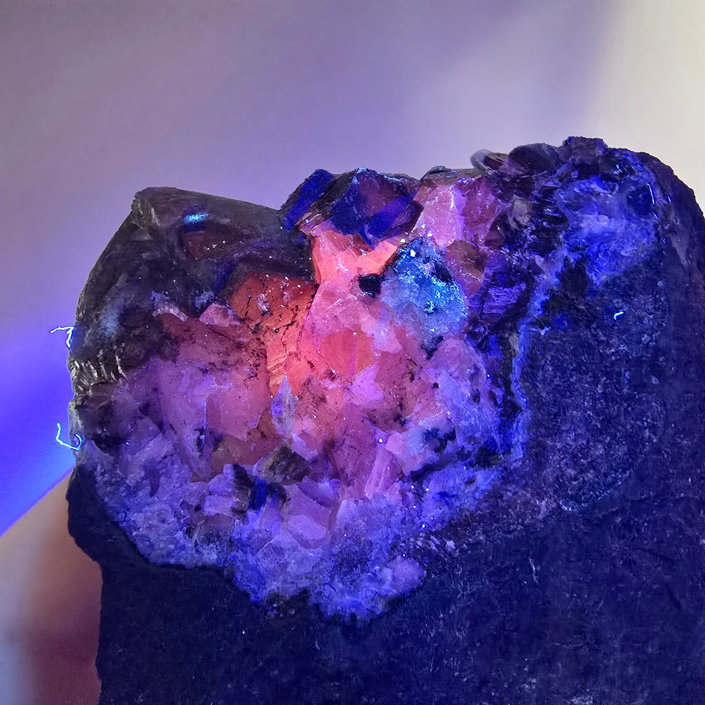 Sceptre en quartz fumé squelette, spécimen de calcite UV, poche Saint-Valentin, Goboboseb, Namibie, 117 x 60 x 59 mm