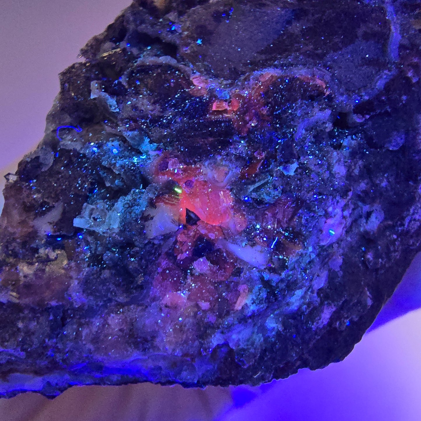 Sceptre en quartz fumé squelette, spécimen de calcite UV, poche Saint-Valentin, Goboboseb, Namibie, 117 x 60 x 59 mm