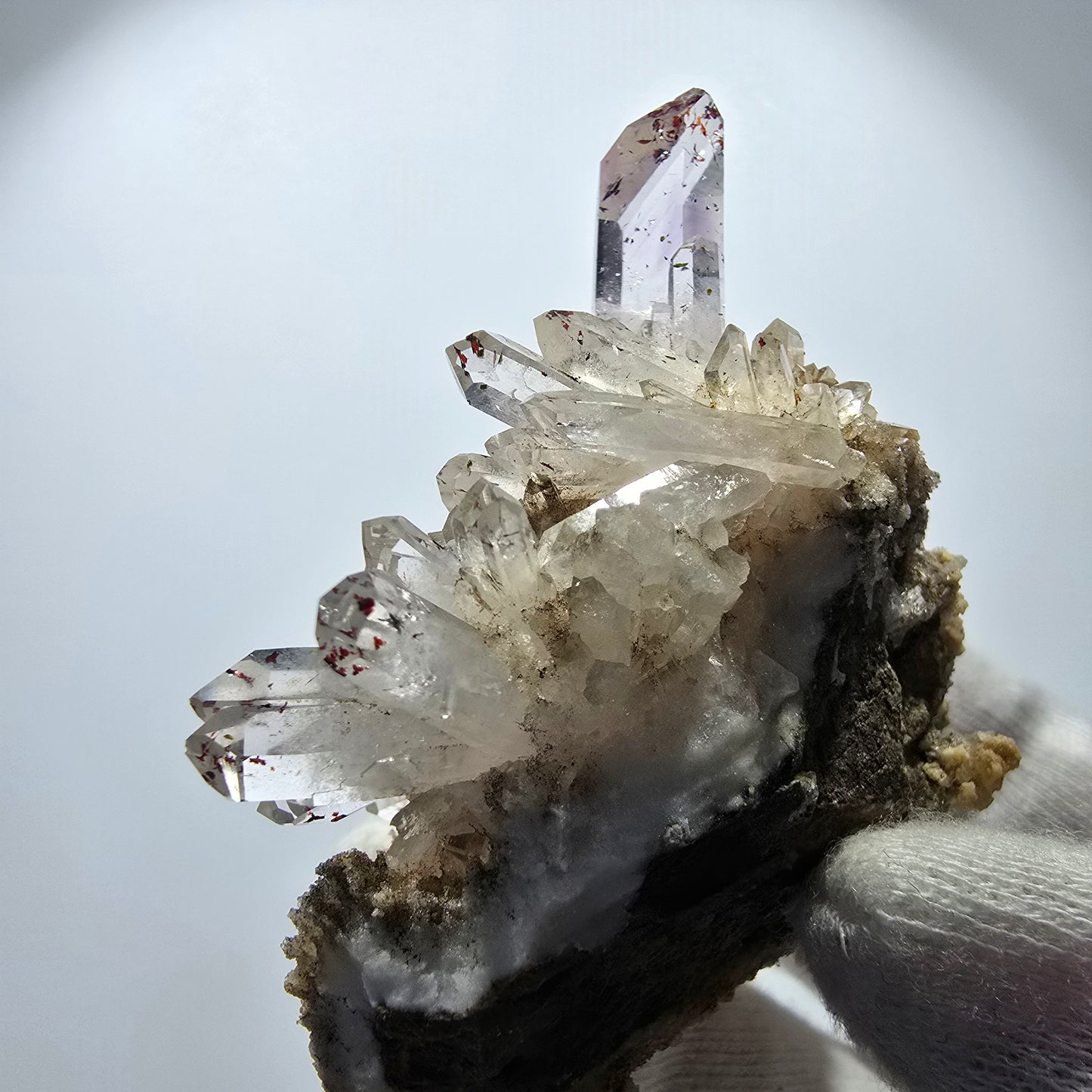 Quartz fumé Harlequin, spécimen de calcite UV, poche Valentine Goboboseb, Namibie, 79 x 63 x 34 mm