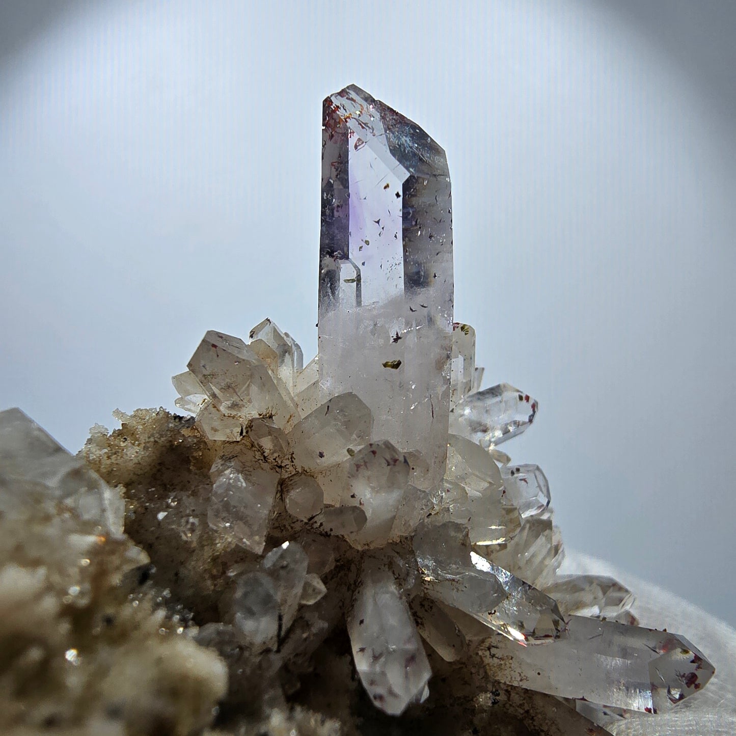 Quartz fumé Harlequin, spécimen de calcite UV, poche Valentine Goboboseb, Namibie, 79 x 63 x 34 mm