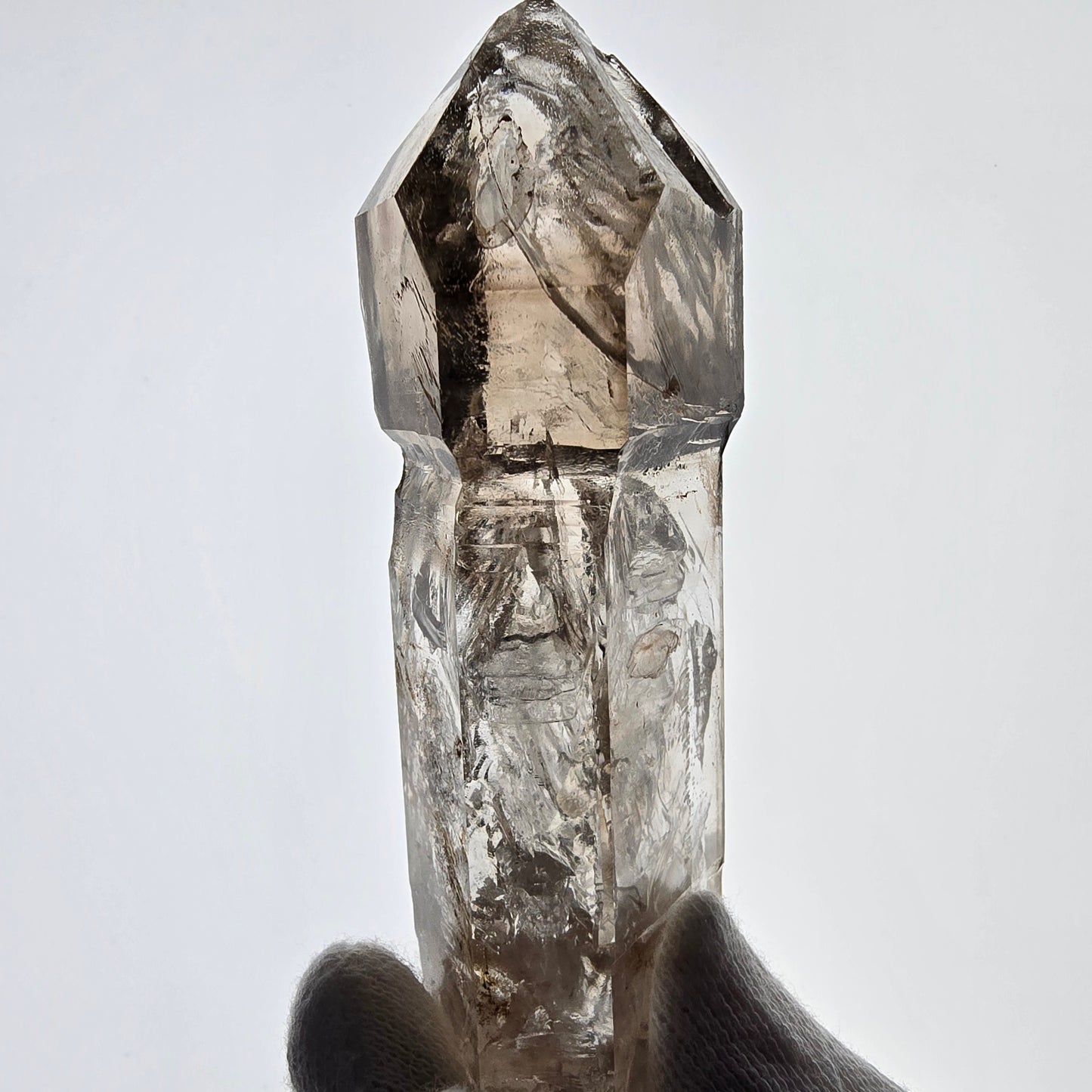 Sceptre de poche en quartz fumé fantôme, Goboboseb de la Saint-Valentin, Namibie, 107 x 38 x 28 mm
