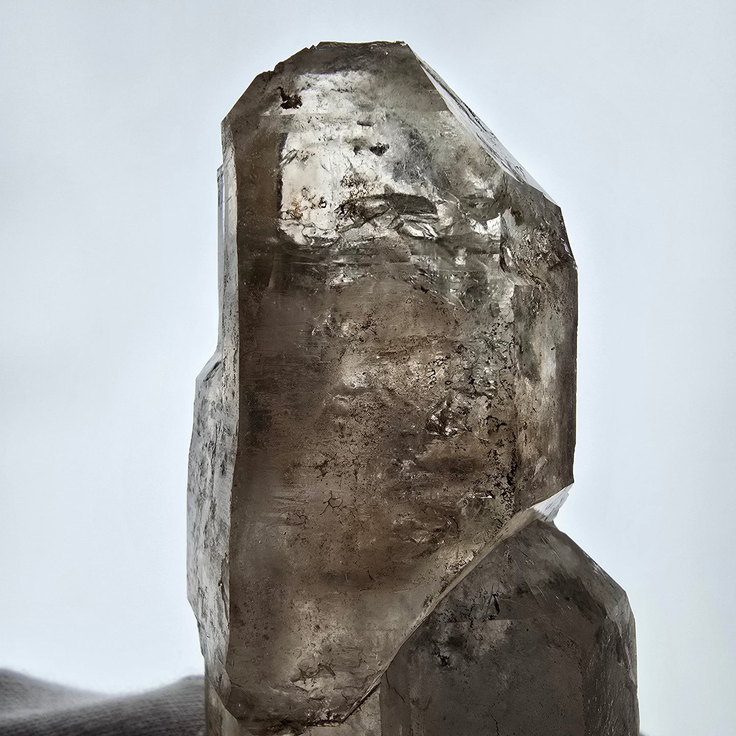 Sceptre fantôme squelette XL en quartz fumé DT, poche Saint-Valentin en calcite UV, Namibie 191 x 60 x 51 mm