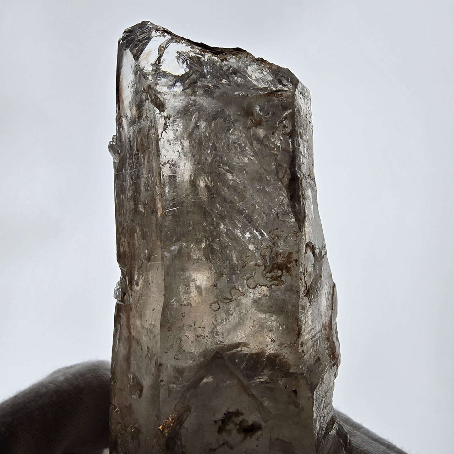 Sceptre fantôme squelette XL en quartz fumé DT, poche Saint-Valentin en calcite UV, Namibie 191 x 60 x 51 mm