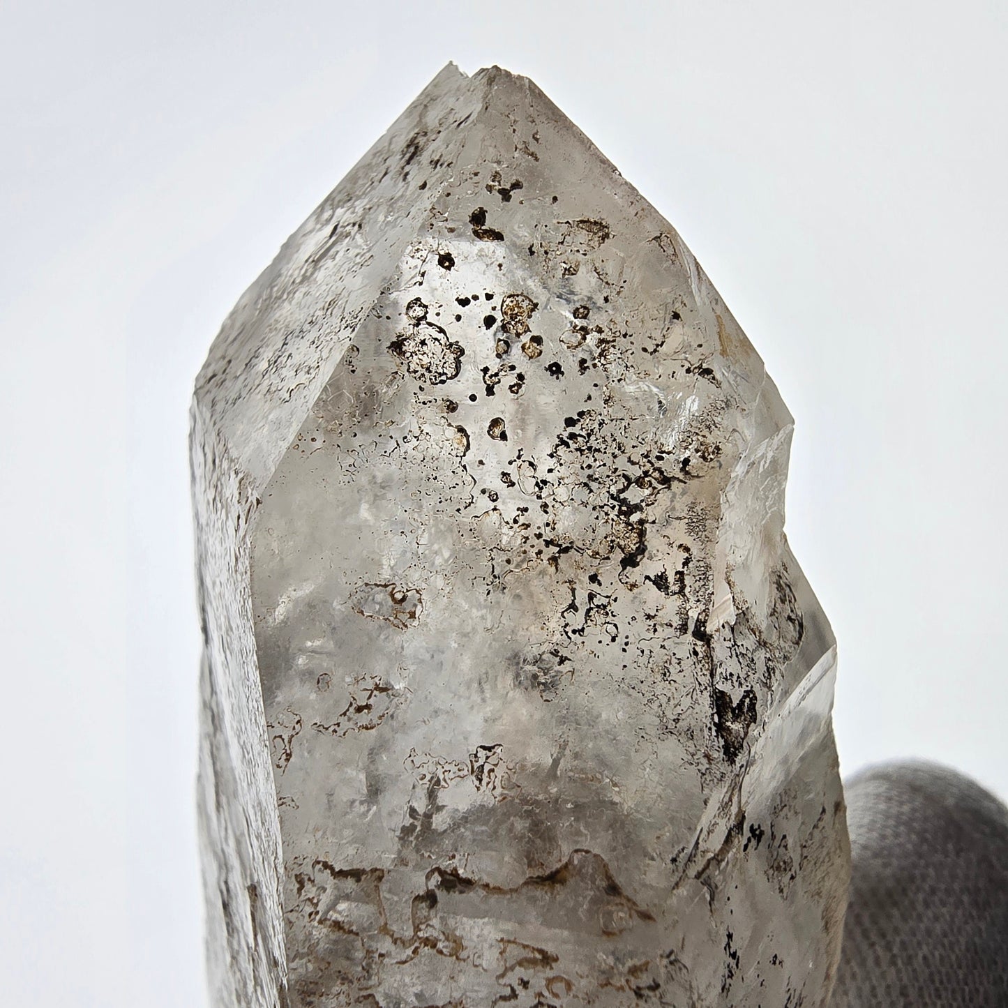 Sceptre DT en quartz fumé squelette Enhydro, poche Valentine en calcite UV, Namibie 153 x 62 x 39 mm