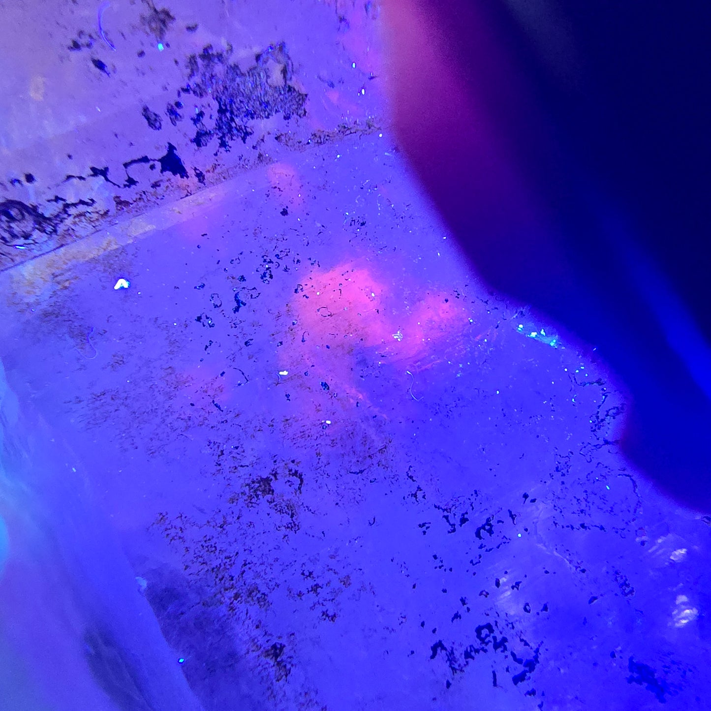 Sceptre DT en quartz fumé squelette Enhydro, poche Valentine en calcite UV, Namibie 153 x 62 x 39 mm