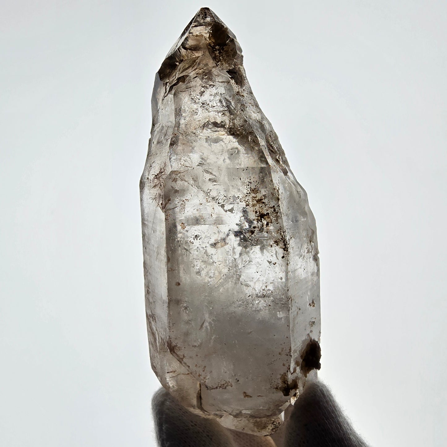 Sceptre squelette en quartz fumé DT, poche Saint-Valentin en calcite UV, Namibie 101 x 64 x 52 mm