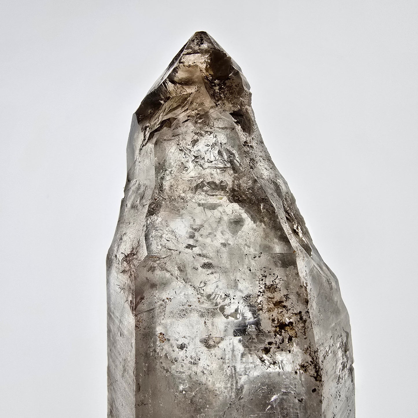 Sceptre squelette en quartz fumé DT, poche Saint-Valentin en calcite UV, Namibie 101 x 64 x 52 mm