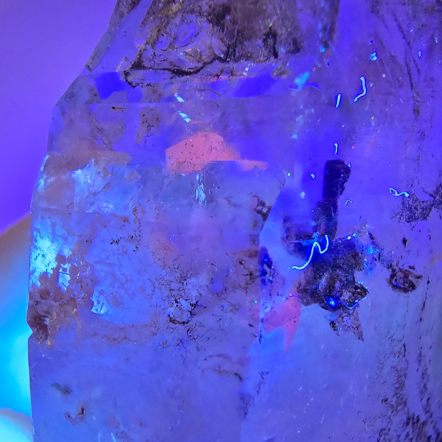 Sceptre squelette en quartz fumé DT, poche Saint-Valentin en calcite UV, Namibie 101 x 64 x 52 mm