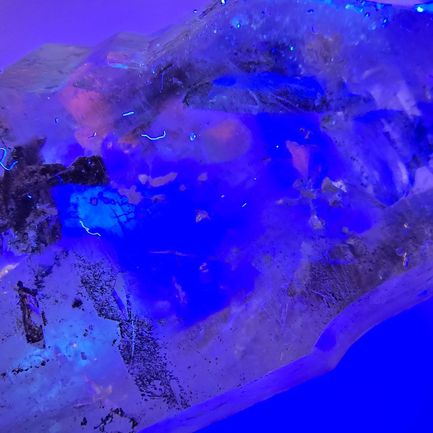 Sceptre squelette en quartz fumé DT, poche Saint-Valentin en calcite UV, Namibie 101 x 64 x 52 mm