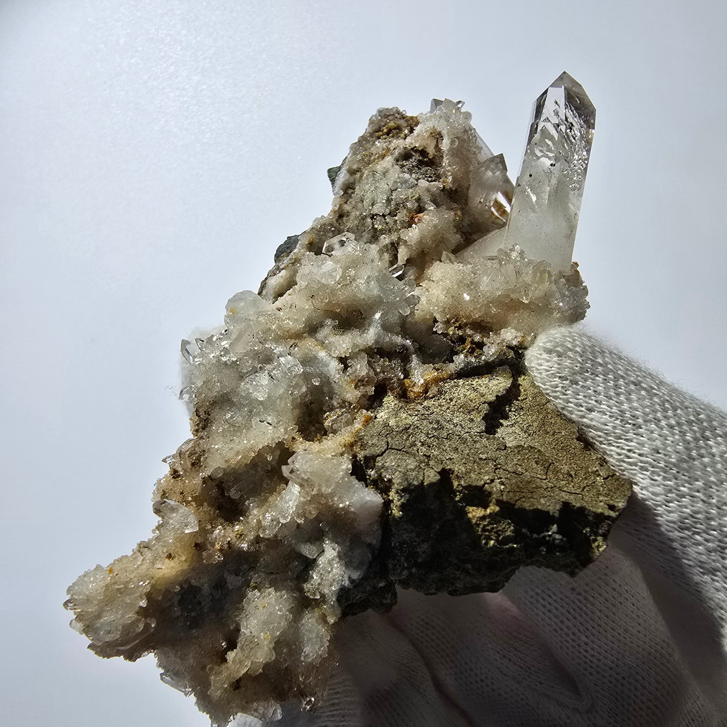 Quartz fumé fantôme DT, calcite UV sur matrice, spécimen Valentine Pocket, Namibie, 103 x 51 x 30 mm