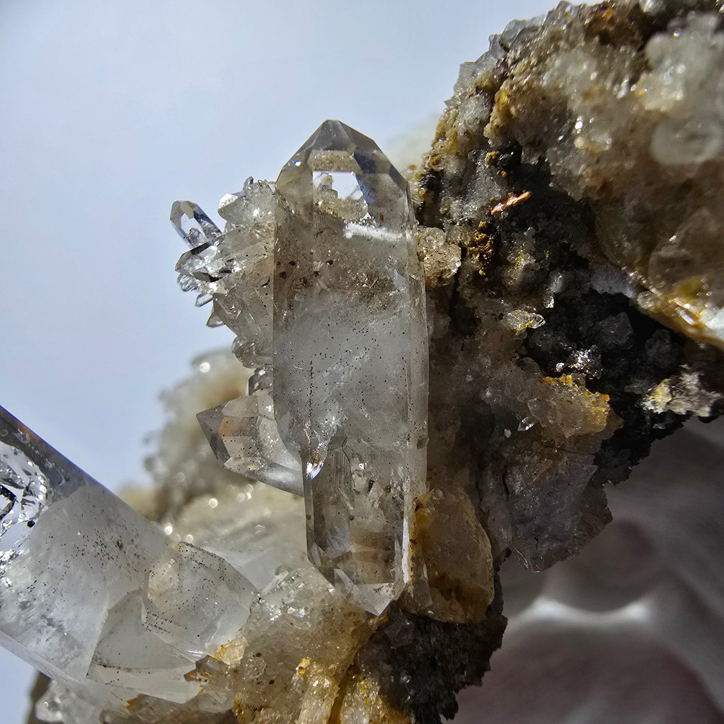 Quartz fumé fantôme DT, calcite UV sur matrice, spécimen Valentine Pocket, Namibie, 103 x 51 x 30 mm