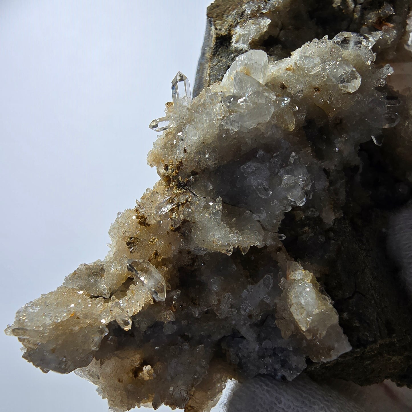 Quartz fumé fantôme DT, calcite UV sur matrice, spécimen Valentine Pocket, Namibie, 103 x 51 x 30 mm