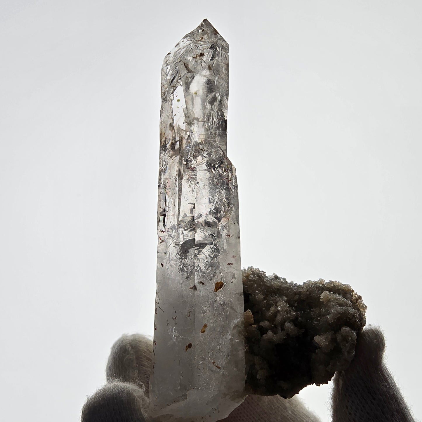 Quartz fumé Harlequin DT, calcite UV sur matrice, spécimen Valentine Pocket, Namibie, 96 x 46 x 53 mm