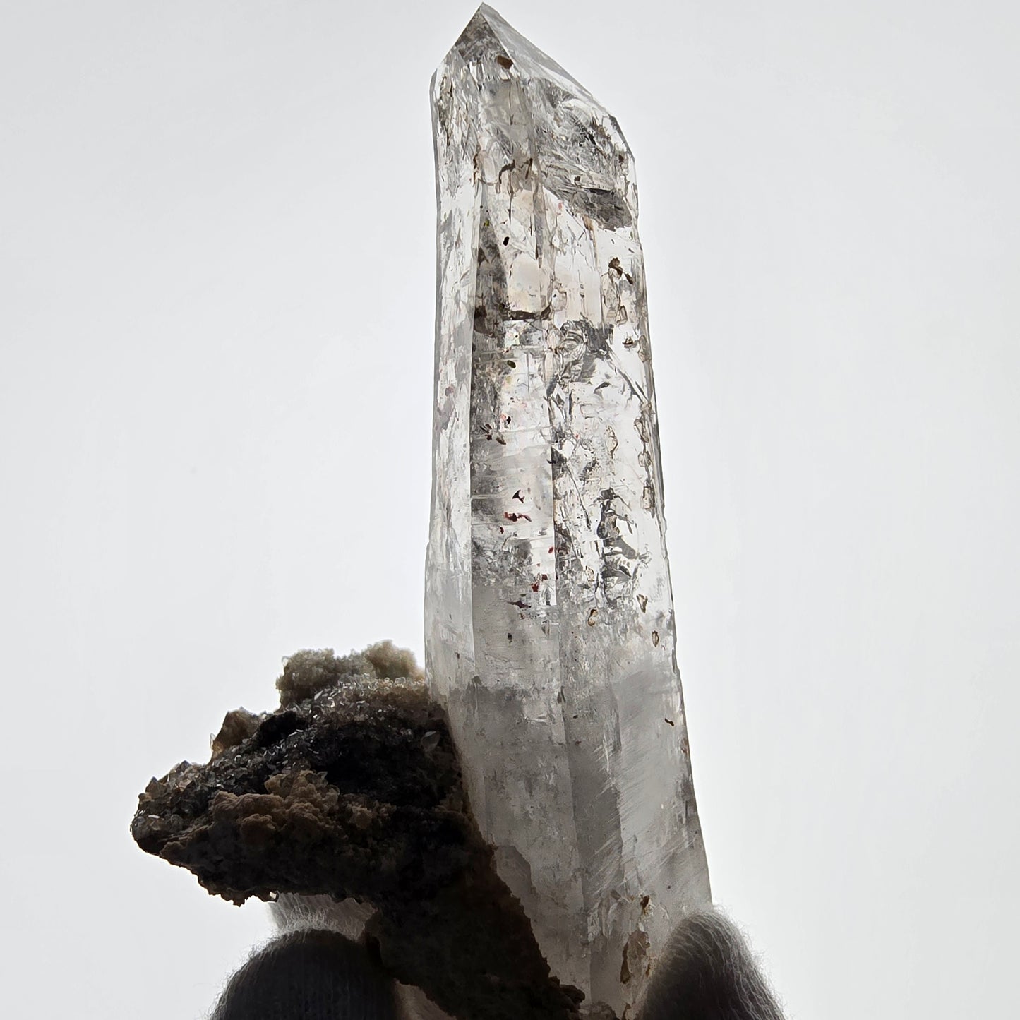 Quartz fumé Harlequin DT, calcite UV sur matrice, spécimen Valentine Pocket, Namibie, 96 x 46 x 53 mm
