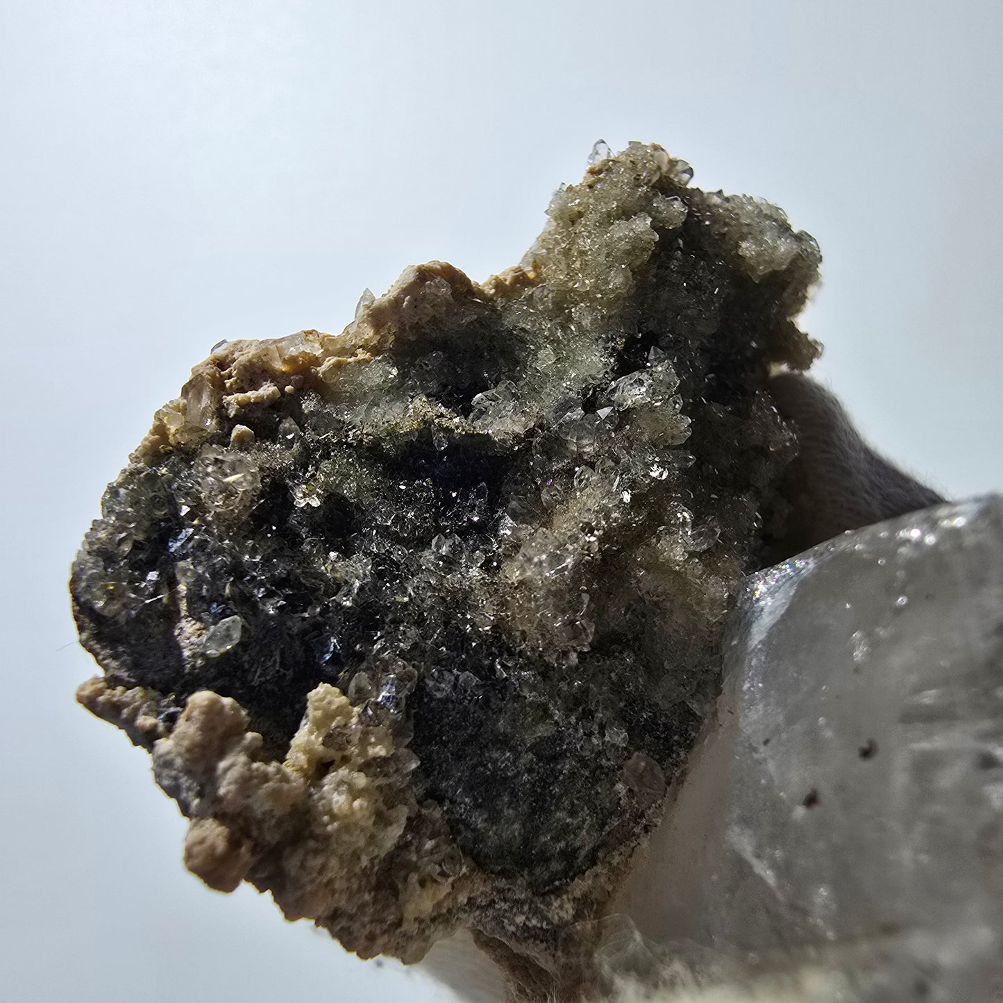 Quartz fumé Harlequin DT, calcite UV sur matrice, spécimen Valentine Pocket, Namibie, 96 x 46 x 53 mm