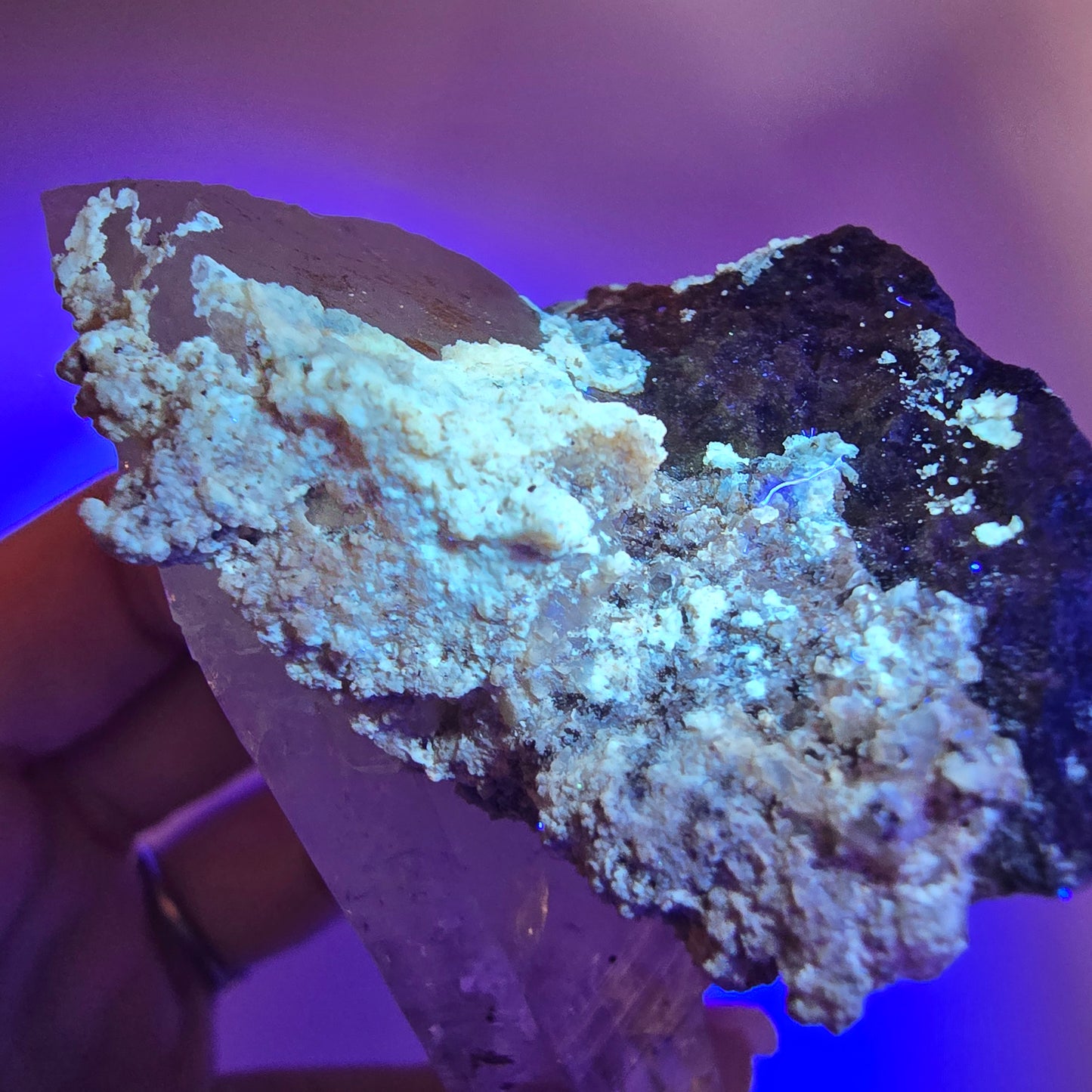 Quartz fumé Harlequin DT, calcite UV sur matrice, spécimen Valentine Pocket, Namibie, 96 x 46 x 53 mm