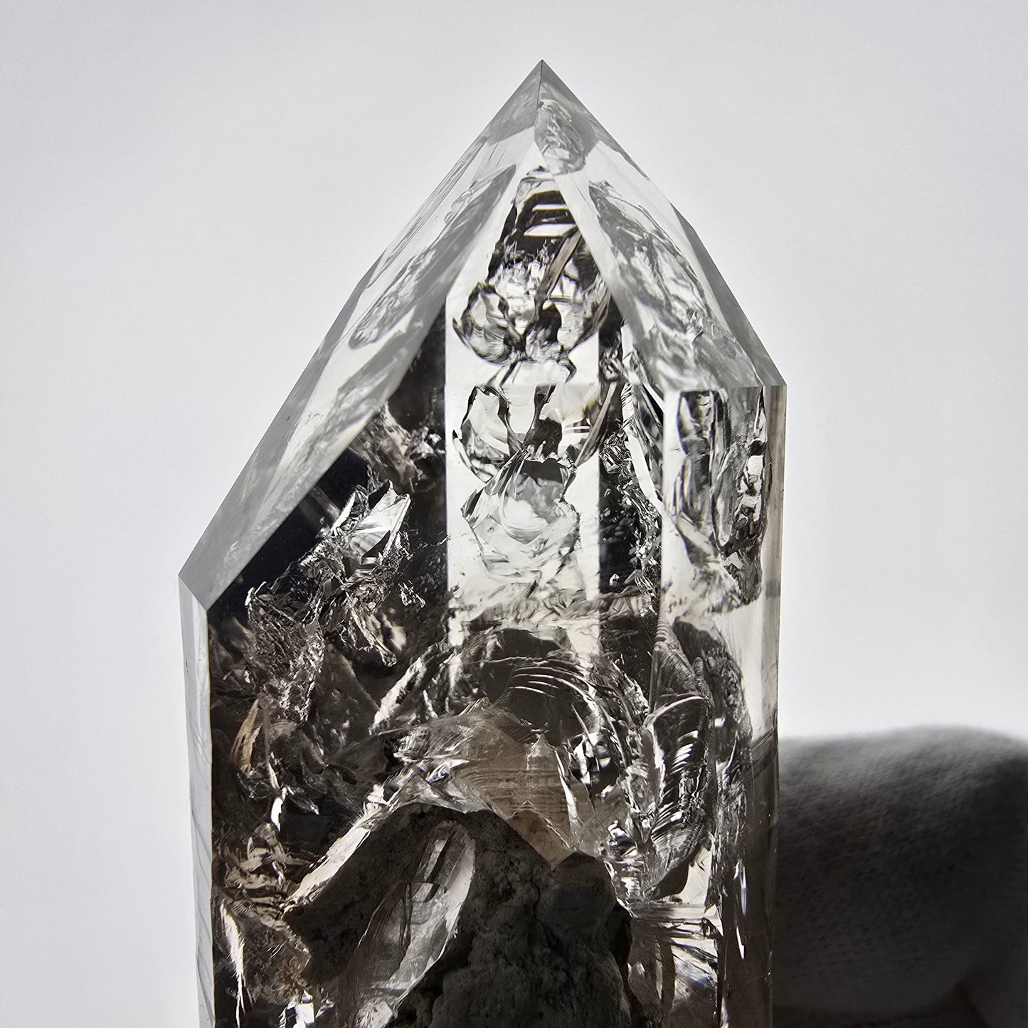 Sceptre en quartz fumé Window Phantom, calcite UV Valentine Pocket Goboboseb Namibie 90 x 38 x 25 mm