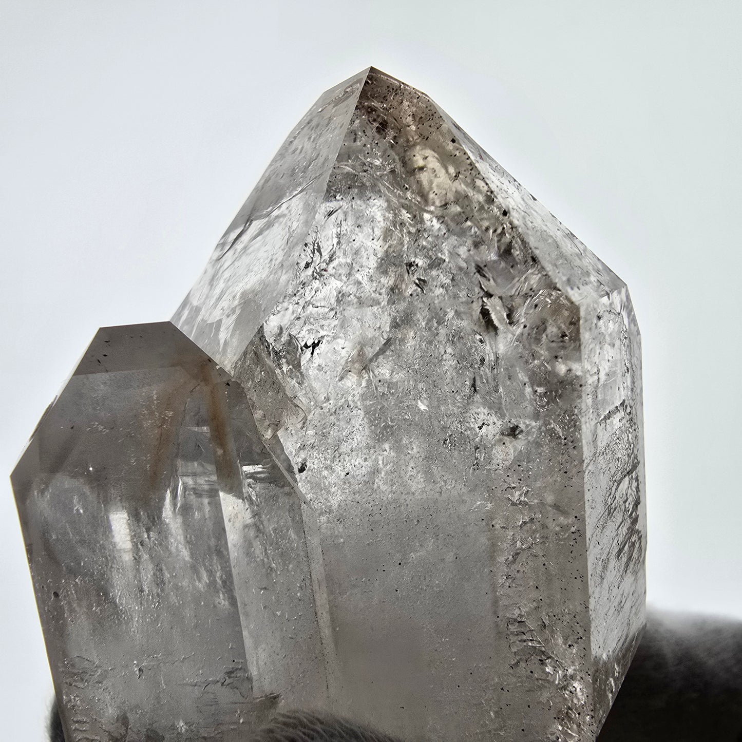 Sceptre de poche en hématite et quartz fumé, fantôme squelette, Saint-Valentin, Goboboseb, Namibie, 58 x 45 x 32 mm