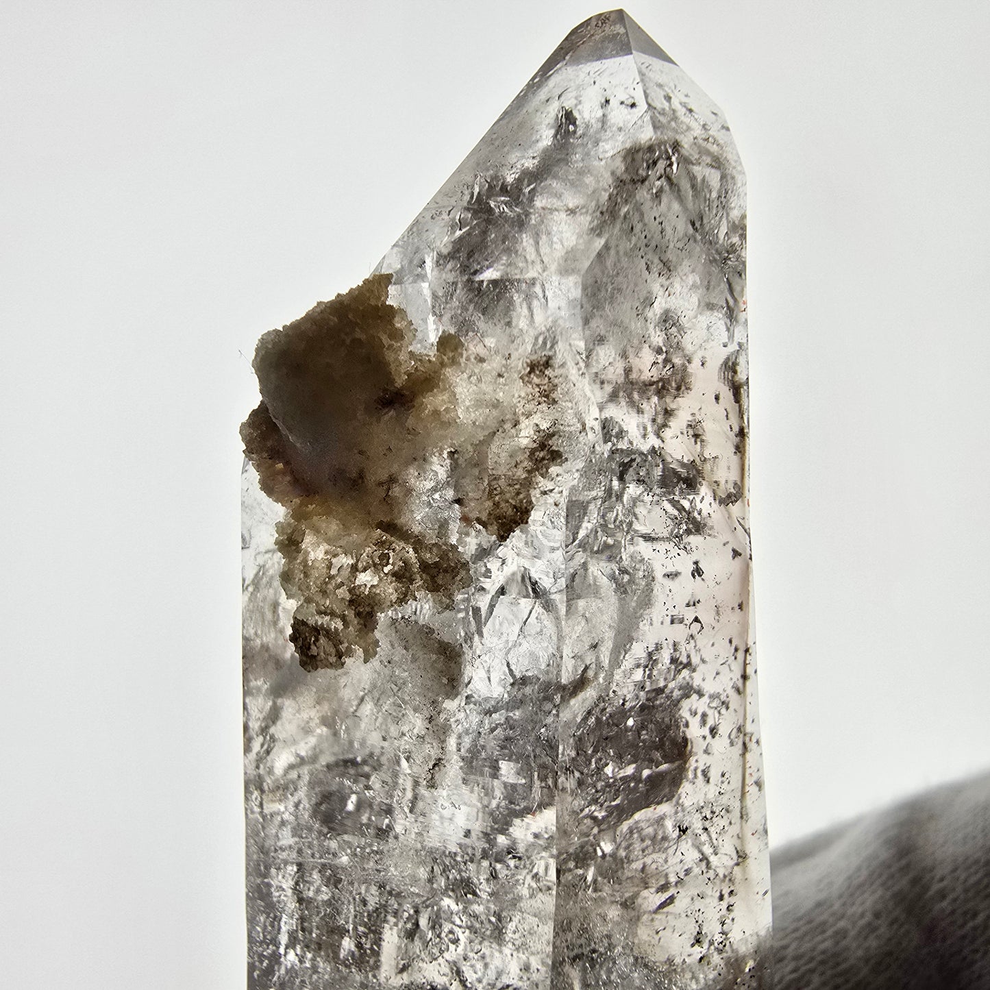 Sceptre DT en quartz fumé squelette Enhydro, poche Valentine en calcite UV, Namibie 98 x 24 x 18 mm