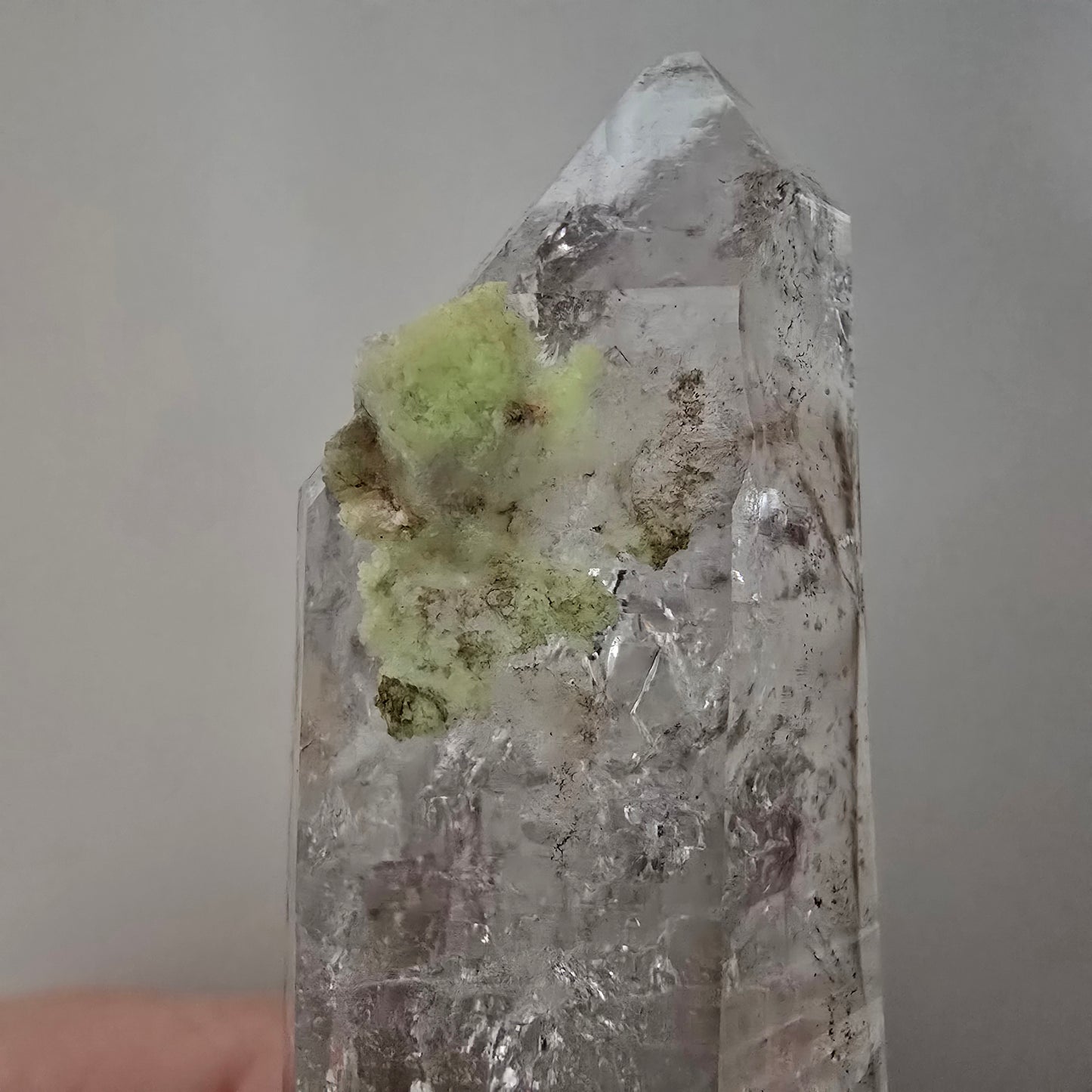 Sceptre DT en quartz fumé squelette Enhydro, poche Valentine en calcite UV, Namibie 98 x 24 x 18 mm