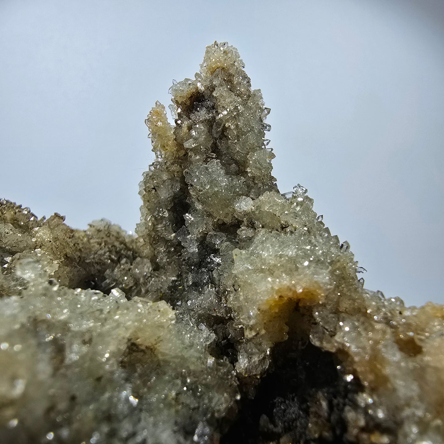 Quartz fumé, calcite UV sur matrice Valentine Pocket Goboboseb Namibie 87*81*58mm
