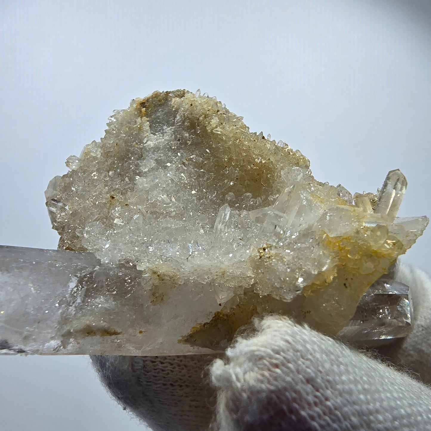 Quartz fumé fantôme DT, calcite UV sur matrice, spécimen Valentine Pocket, Namibie, 67 x 44 x 24 mm