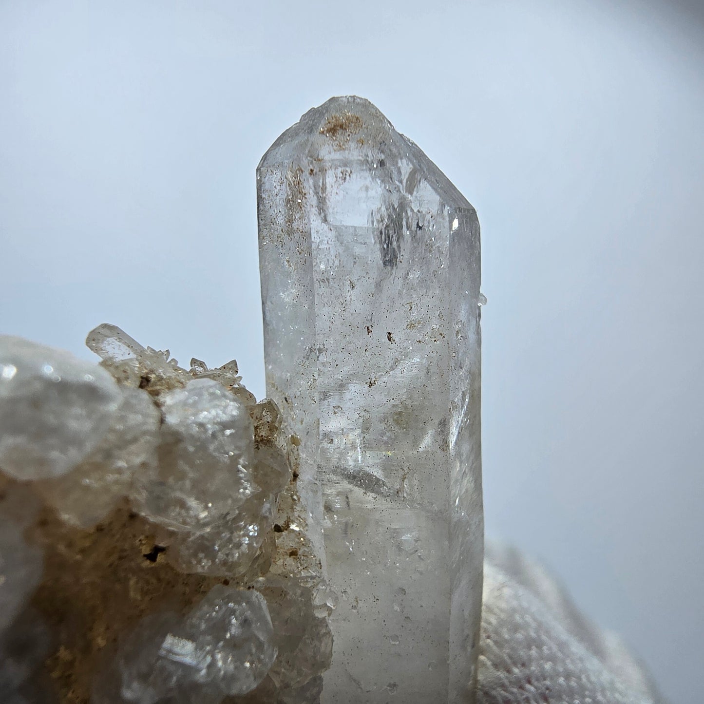 Quartz fumé fantôme DT, calcite UV sur matrice, spécimen Valentine Pocket, Namibie, 67 x 44 x 24 mm