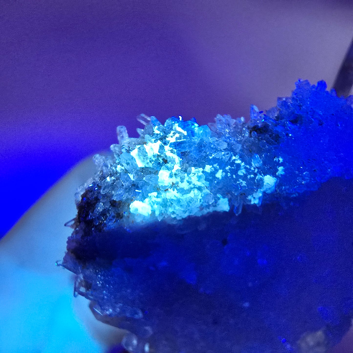 Quartz fumé fantôme DT, calcite UV sur matrice, spécimen Valentine Pocket, Namibie, 67 x 44 x 24 mm