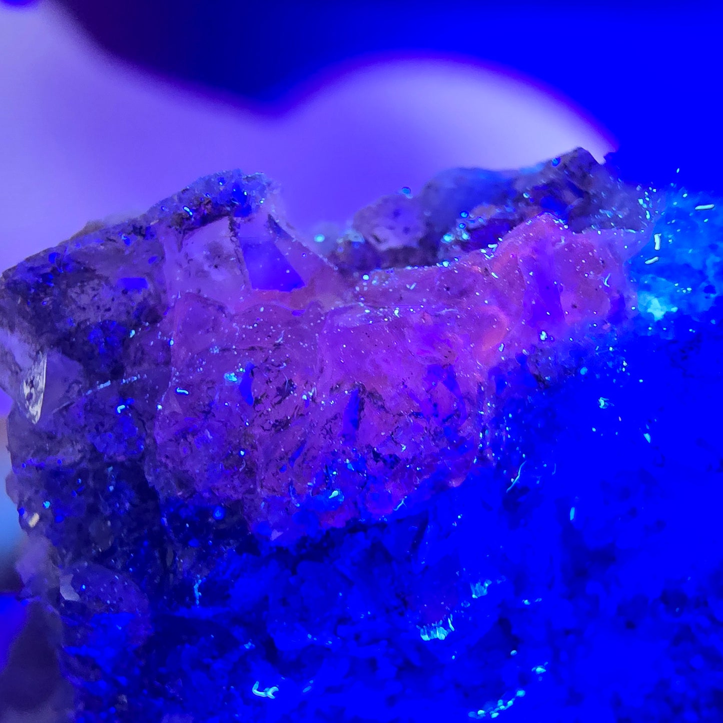 XL Phantom Smoky Quartz DT, calcite UV sur matrice Valentine Pocket, Namibie 166 x 81 x 47 mm
