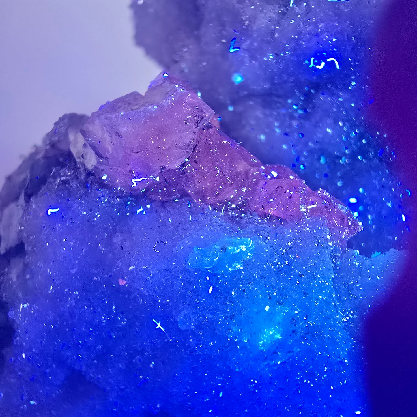XL Phantom Smoky Quartz DT, calcite UV sur matrice Valentine Pocket, Namibie 166 x 81 x 47 mm