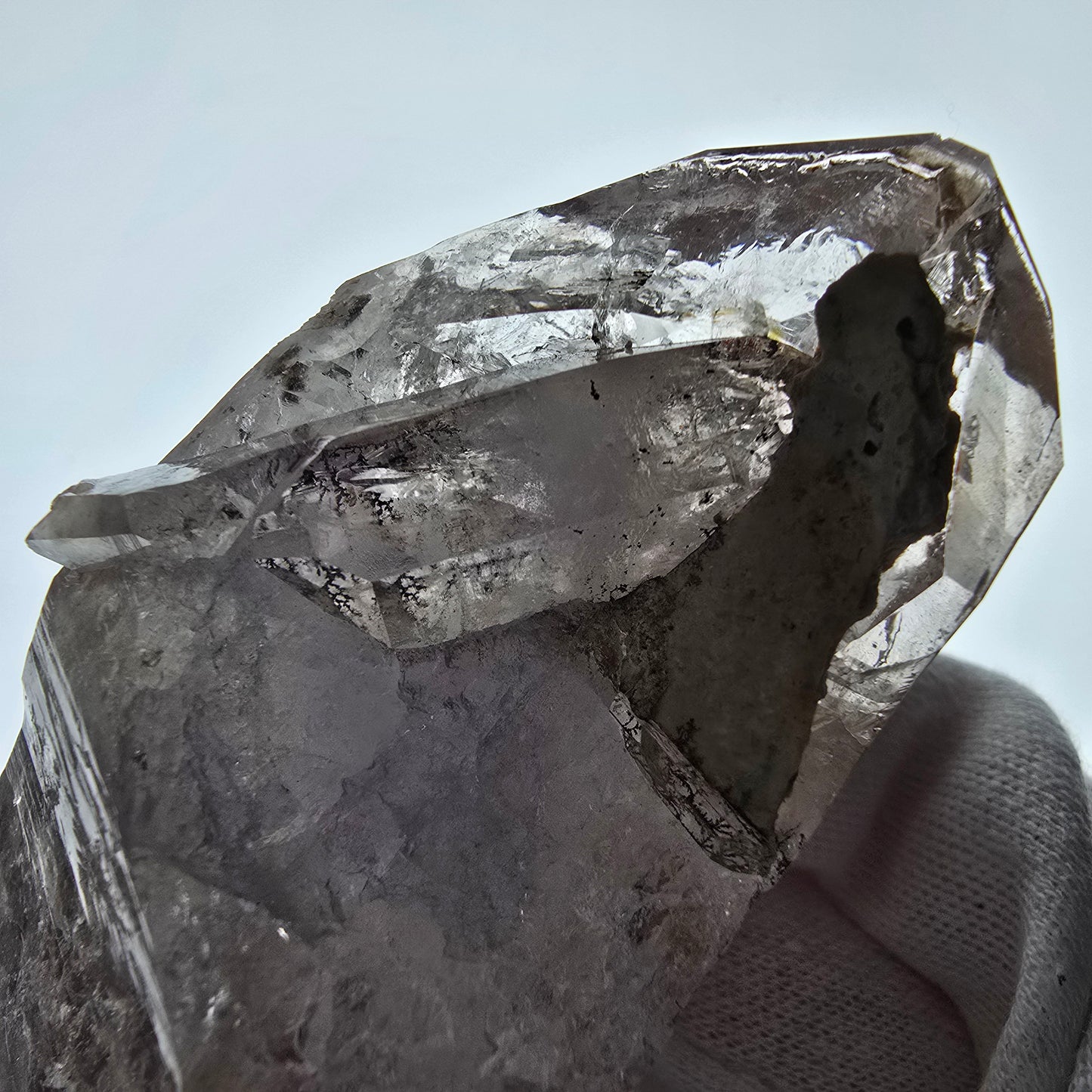 Sceptre fantôme squelette en quartz fumé DT, poche Saint-Valentin en calcite UV, Namibie 97 x 44 x 37 mm