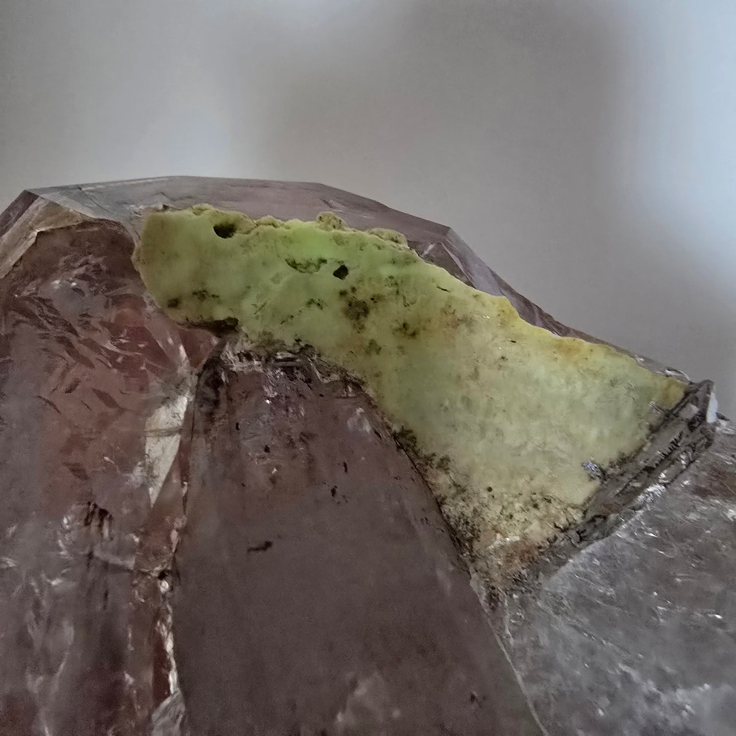 Sceptre fantôme squelette en quartz fumé DT, poche Saint-Valentin en calcite UV, Namibie 97 x 44 x 37 mm