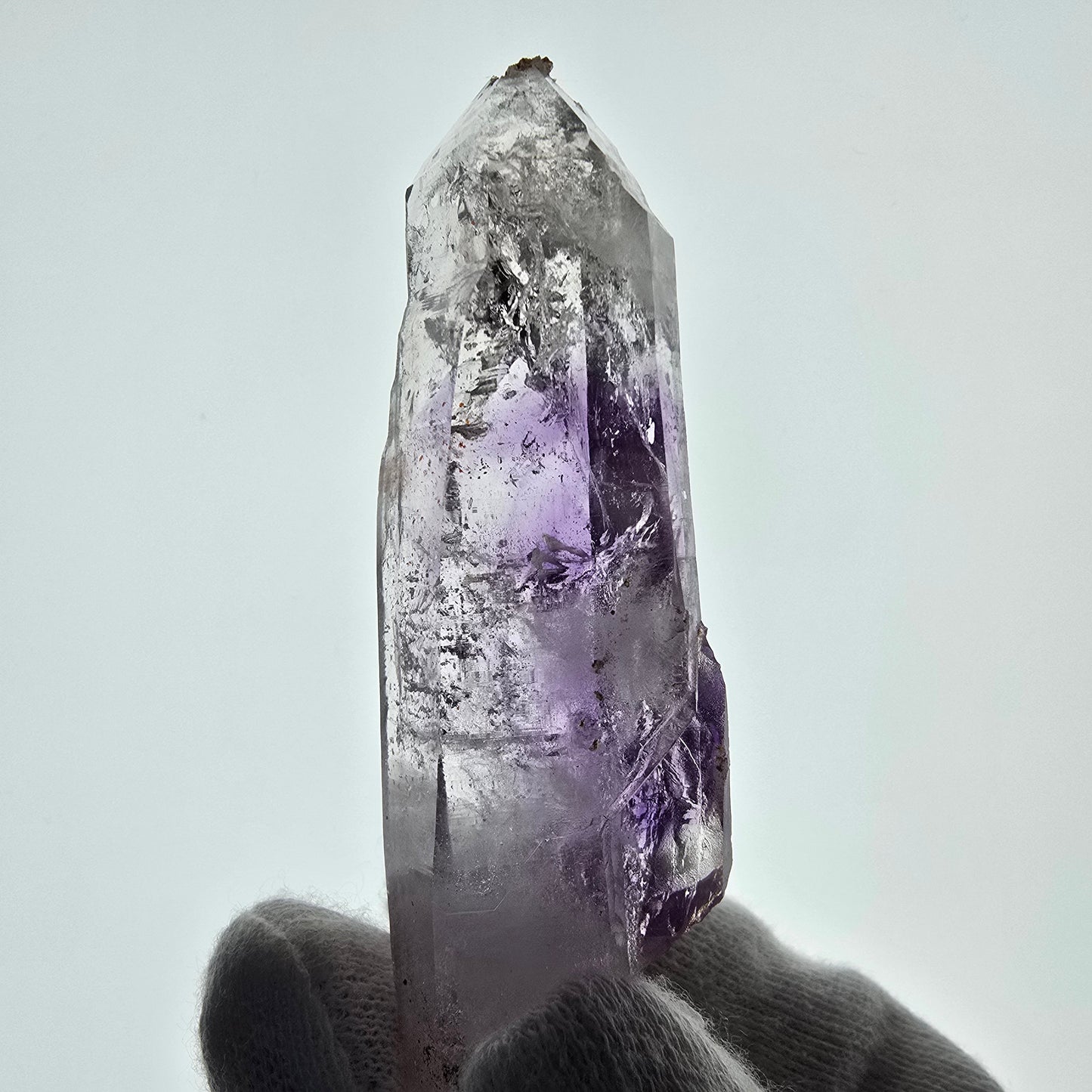 Sceptre fantôme squelette en améthyste, poche Saint-Valentin, Goboboseb, Namibie, 79 x 24 x 15 mm